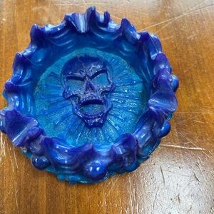 Blue and purple rain skull ashtray- skulls around outside. New - great gift